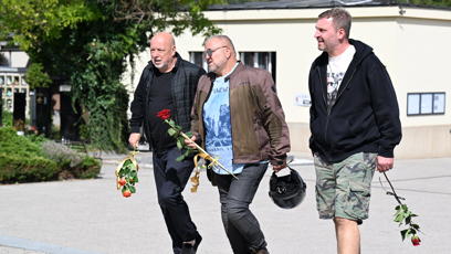 FOTO: Rodina a přátelé se přišli naposledy rozloučit s Luďkem Hrzalem.