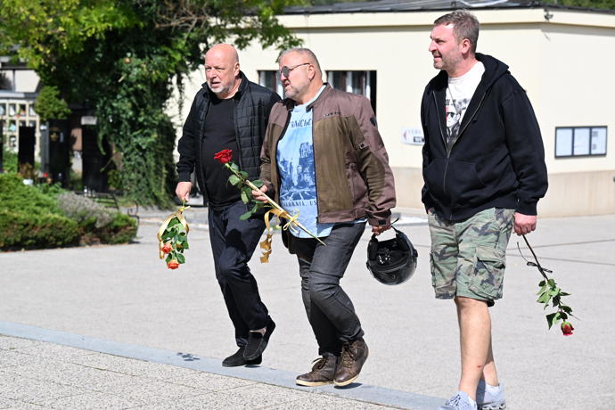 FOTO: Rodina a přátelé se přišli naposledy rozloučit s Luďkem Hrzalem. – stránka 158