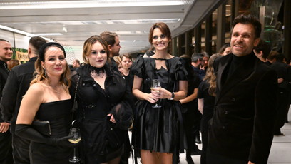 FOTO: Veronika Arichteva, Ewa Farná, Daniela Brzobohatá v obležení Leoše Mareše.