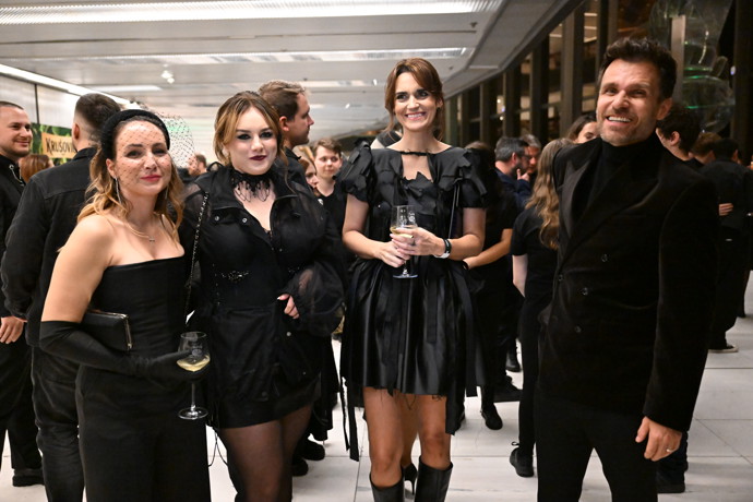 FOTO: Veronika Arichteva, Ewa Farná, Daniela Brzobohatá v obležení Leoše Mareše. – stránka 124