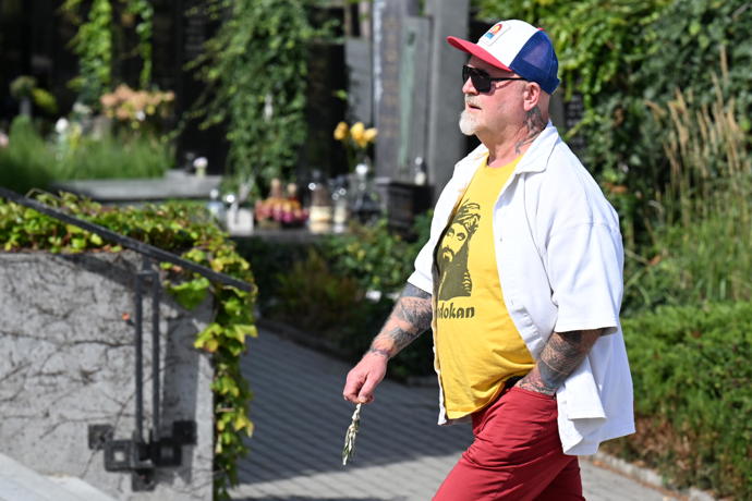FOTO: Rodina a přátelé se přišli naposledy rozloučit s Luďkem Hrzalem. – stránka 150