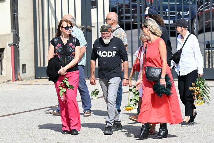 FOTO: Rodina a přátelé se přišli naposledy rozloučit s Luďkem Hrzalem. – stránka 149