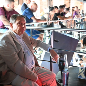 Jiří Paroubek dorazil na první tiskovou konferenci bizarní organizace G MMA v pražském Duplexu.