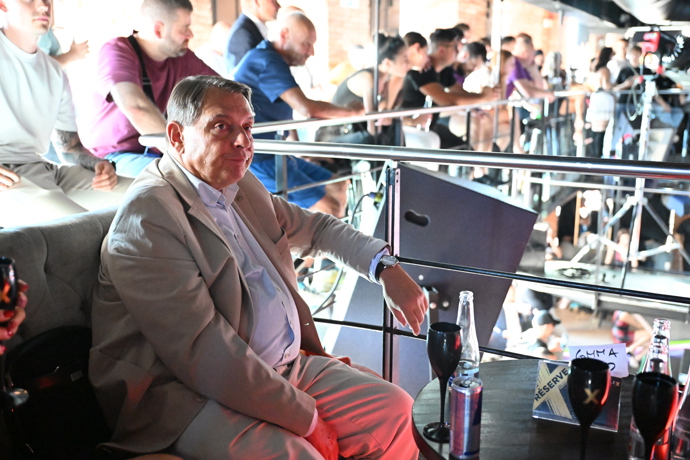 FOTO: Jiří Paroubek dorazil na první tiskovou konferenci bizarní organizace G MMA v pražském Duplexu. – stránka 11