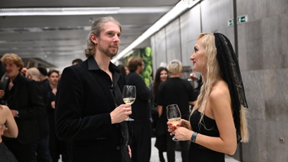 FOTO: Účastníci Zrádců s další skleničkou bílého vína.