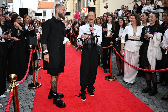 FOTO: Outfity Nely a Rouchyho sledující rozohnili. – stránka 23