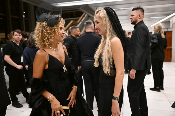 FOTO: Do řeči se s Veronikou Sádovskou dala i numeroložka Monika Ben Thabetová, nová tvář 3. řady Zrádců. – stránka 148