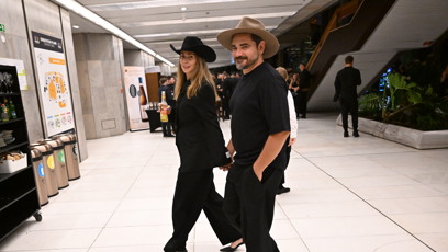 FOTO: Nechyběl ani jeho typický klobouk. S manželkou se tak hezky sladily.