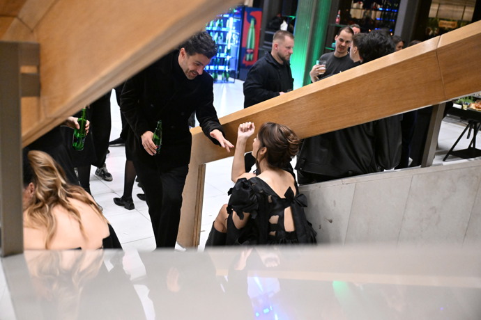 FOTO: Leoš Mareš a Daniela Brzobohatá v družném rozhovoru. – stránka 16