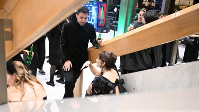 FOTO: Na Danielu nakonec padla bolest nohou, a tak vzala zavděk místem na schodech.