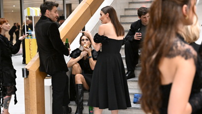 FOTO: Danielu na schodech přišlo pozdravit hned několik dalších hostů.