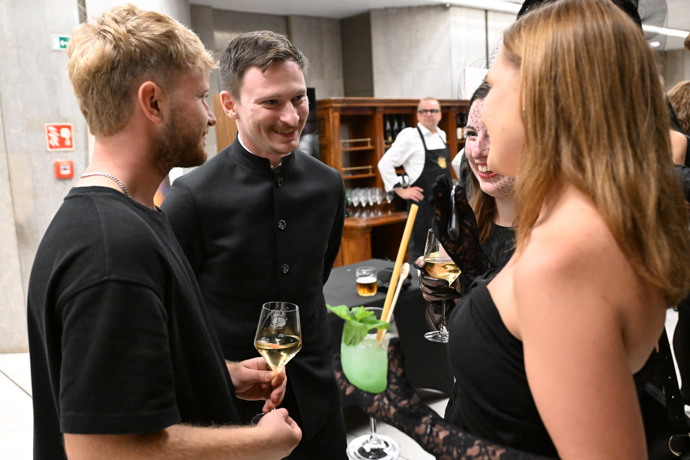 FOTO: Na Mikýřovi bylo vidět, že si večer skvěle užívá. – stránka 146