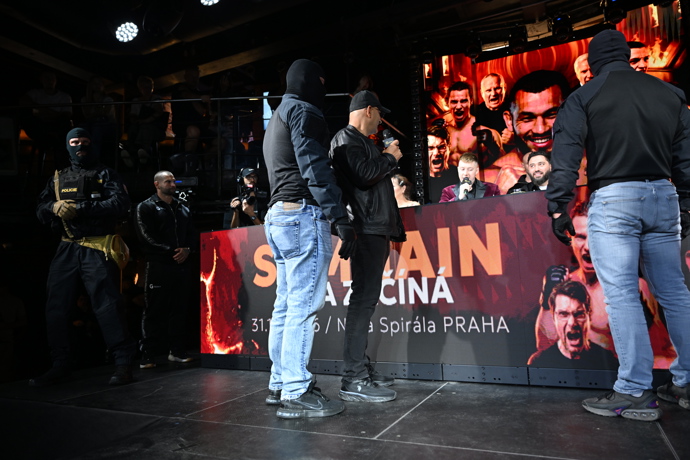 FOTO: Vojtěch Pokoš dorazil na tiskovou konferenci G MMA v doprovodu maskovaných mužů ve výstroji připomínající zásahovou jednotku. – stránka 7