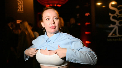 FOTO: Alena Doláková měla co dělat, aby ohlídala dekolt.