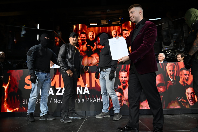 FOTO: Pokošův příchod proto na první pohled působil jako skutečná policejní eskorta. – stránka 5
