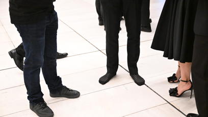 FOTO: Účastníci postupně ke konci akce sundávali nepohodlnou obuv.