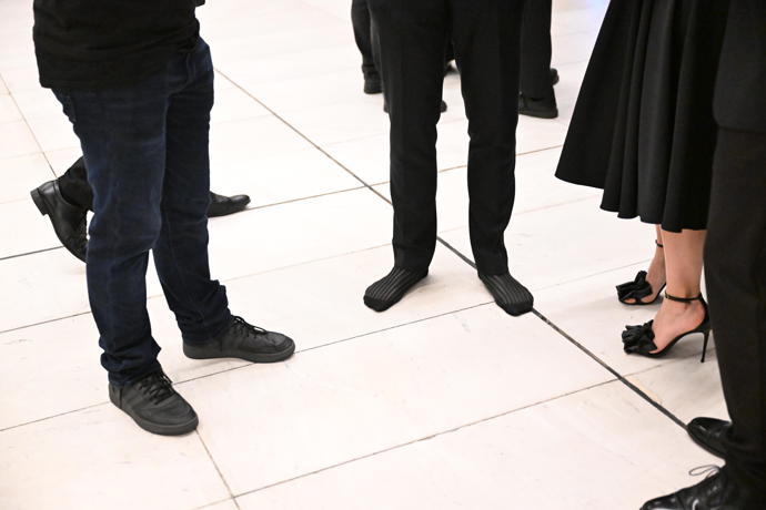FOTO: Účastníci postupně ke konci akce sundávali nepohodlnou obuv. – stránka 89