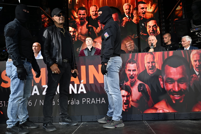 FOTO: Ve skutečnosti ale nešlo o reálné policisty, nýbrž o herce v rámci připravené performance. – stránka 4