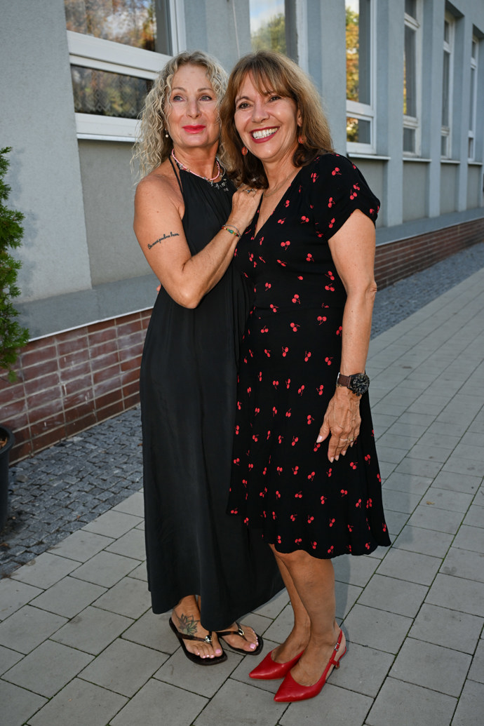 FOTO: Světlana Nálepková po boku Michaely Dolinové. – stránka 8