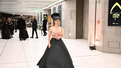 FOTO: Hráčka nové řady Karolinna v extravagantním outfitu.
