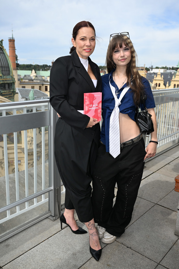 FOTO: Michaela Nosková s dcerou Eliškou. – stránka 26