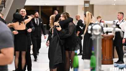 FOTO: Chvílemi se Ewa Farna ocitla v přátelském objetí.