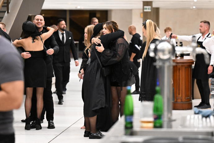 FOTO: Chvílemi se Ewa Farna ocitla v přátelském objetí. – stránka 88
