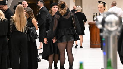 FOTO: Co se týče módy, hosté se drželi doporučeného dresscodu a vsadili na elegantní tmavou paletu.