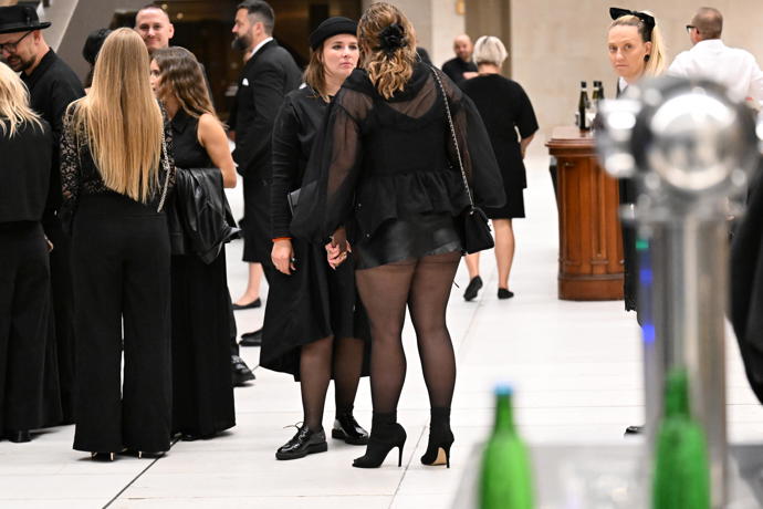 FOTO: Co se týče módy, hosté se drželi doporučeného dresscodu a vsadili na elegantní tmavou paletu. – stránka 79