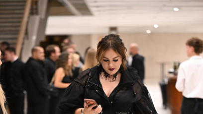 FOTO: Ke konci akce už Ewa Farna prakticky nedala telefon z ruky.