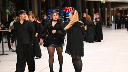 FOTO: Ani Ewa Farna neodcházela sama – při odchodu jí dělal společnost doprovod.