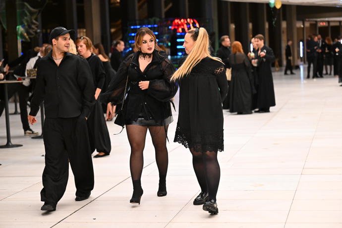FOTO: Ani Ewa Farna neodcházela sama – při odchodu jí dělal společnost doprovod. – stránka 87
