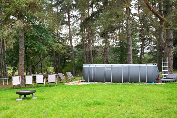FOTO: Už nechybí ani bazén s ohništěm. – stránka 57