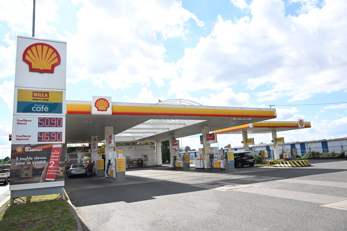 FOTO: Také u této pumpy Shell překročila běžná nafta padesátikorunovou hranici. – stránka 8