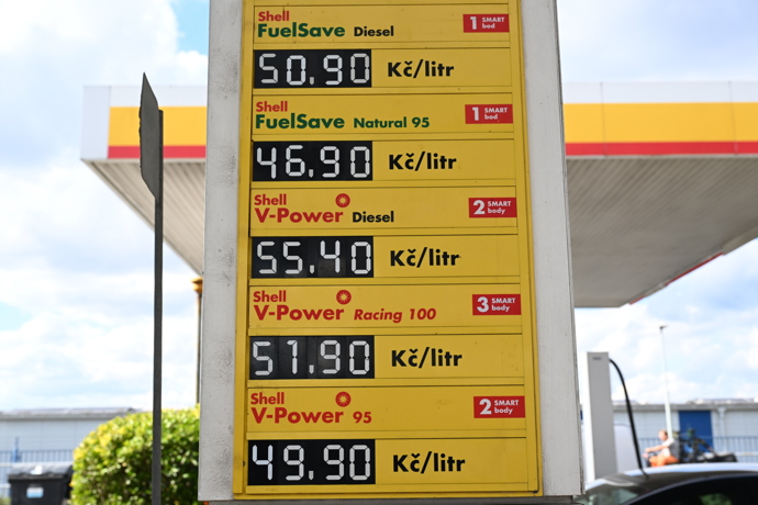 FOTO: Za litr prémiové nafty V-Power Diesel si tato stanice Shell účtovala 55,40 koruny. – stránka 7