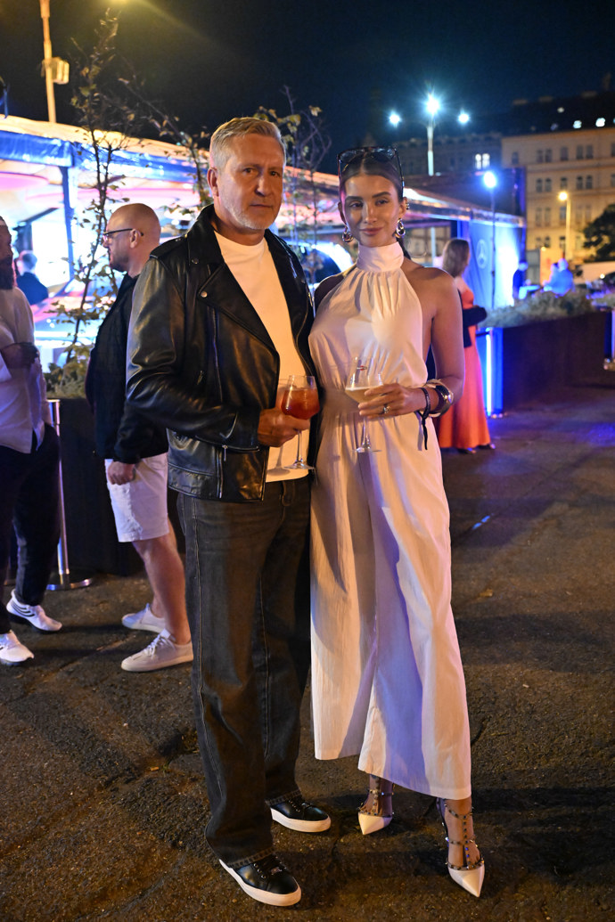 FOTO: Daniela Zálešáková s manželem na přehlídce Jany Horejšové. – stránka 111