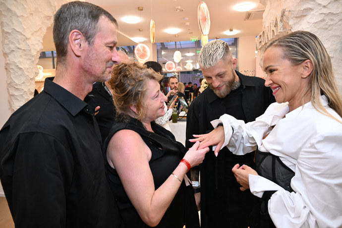 FOTO: Maminka Ruchyho je z Nely očividně šťastná. – stránka 4