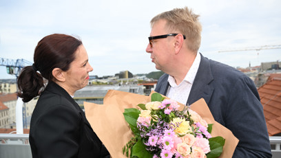 FOTO: Michaela Nosková dostala od poslance Aleše Juchelky krásnou kytici.