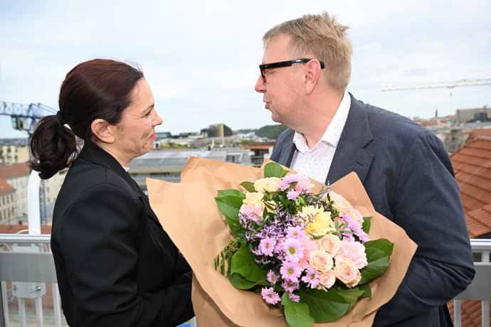 FOTO: Michaela Nosková dostala od poslance Aleše Juchelky krásnou kytici. – stránka 8
