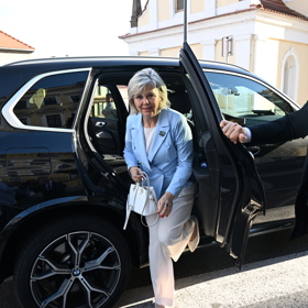 Eva Pavlová vystupuje z vozidla. 