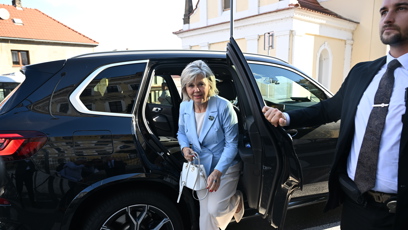 FOTO: Eva Pavlová vystupuje z vozidla.