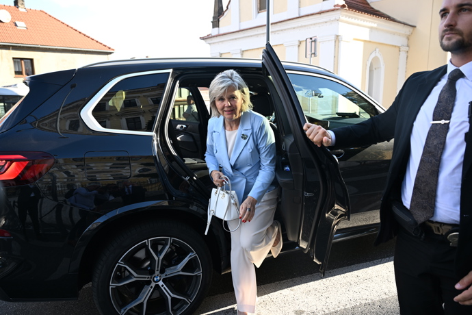 FOTO: Eva Pavlová vystupuje z vozidla. – stránka 34