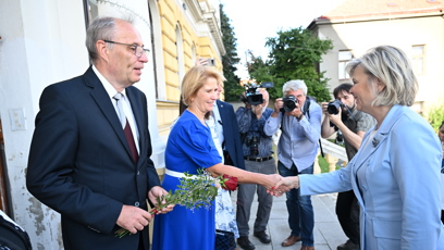 FOTO: Eva Pavlová při vítání prvňáčků.