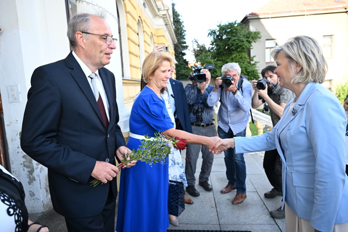 FOTO: Eva Pavlová při vítání prvňáčků. – stránka 32