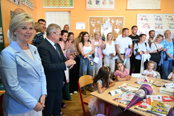 FOTO: Eva Pavlová při vítání prvňáčků. – stránka 25