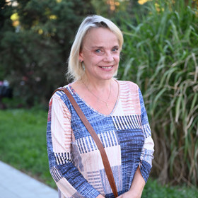Po šedesátce se snaží udržovat aktivní a stále hraje divadlo. 
