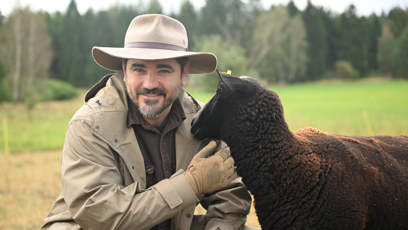 FOTO: Vojta Kotek se svojí ovečkou.