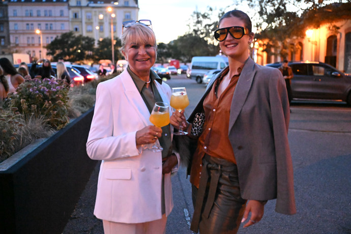 FOTO: Bývalá majitelka známé modelingové agentury Milada Karasová na přehlídce Hany Valtové. – stránka 58