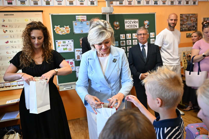 FOTO: Eva Pavlová rozdávala dárky. – stránka 20