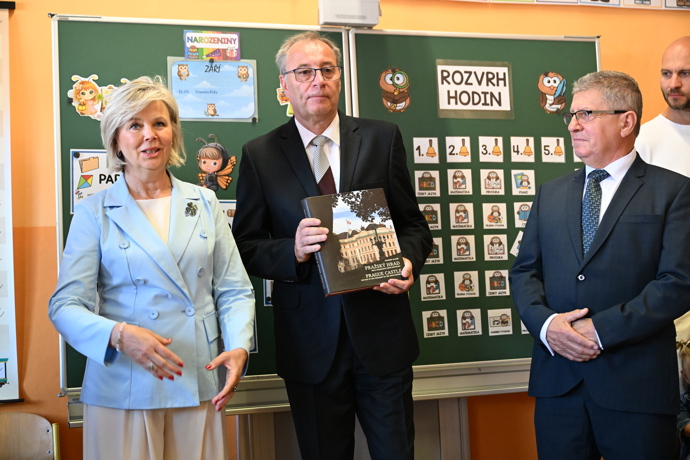 FOTO: Eva Pavlová ve třídě. – stránka 19